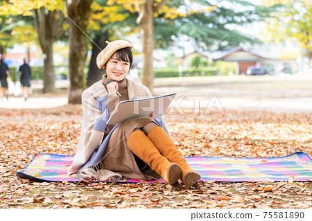 Autumn of art, a woman who draws a picture (whole body, thinking) Autumn of art, a woman who draws a picture (whole body, thinking) 75581890
