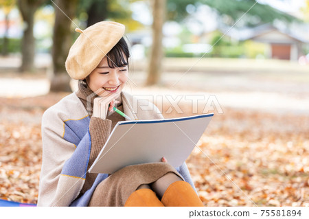 Autumn of art ・ Woman drawing a picture (smile) 75581894