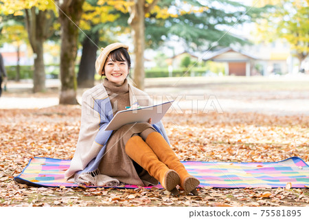 Autumn of art, a woman who draws a picture (whole body, smile) 75581895