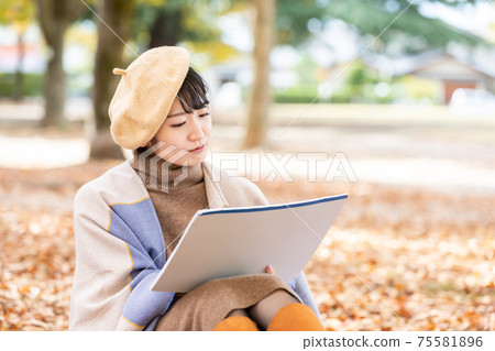 Autumn of art, a woman who draws a picture (thinking) 75581896