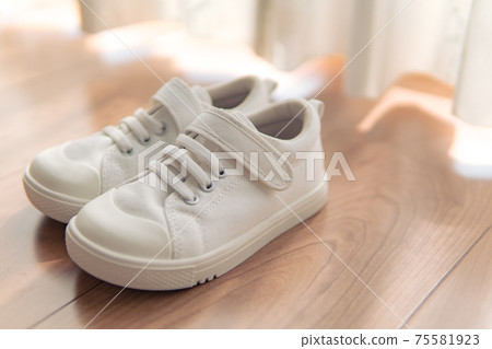 White sneaker shoes for children 75581923