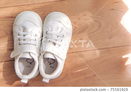 White sneaker shoes for children 75581928