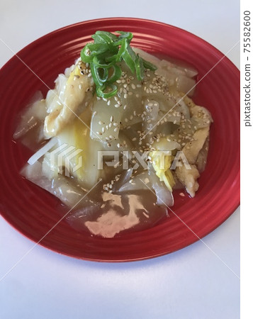 蔬菜和芝麻醬,妻子的家常菜,在家用餐,幸福的家庭 蔬菜和芝麻醬,妻子的家常菜,在家用餐,幸福的家庭 75582600