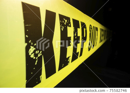 Close Up View Of Keep Out Tape Against Dark 照片素材 圖片 圖庫