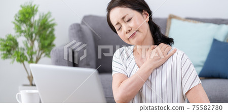 電腦工作：肩膀僵硬的女高管橫幅尺寸 75582780