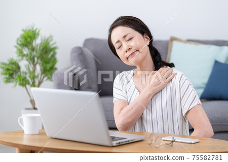 PC工作:肩膀僵硬的女高管 PC工作:肩膀僵硬的女高管 75582781