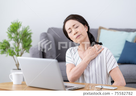 PC工作:肩膀僵硬的女高管 PC工作:肩膀僵硬的女高管 75582782