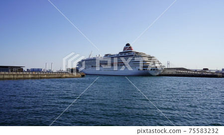 A luxury liner anchored at the Port of Yokohama and the Great Pier A luxury liner anchored at the Port of Yokohama and the Great Pier 75583232