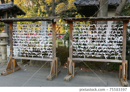 Omikuji tying place 75583397