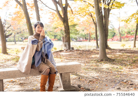 A woman who feels the arrival of autumn 75584640