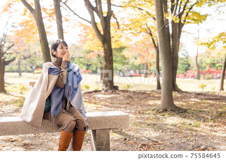 A woman who feels the arrival of autumn 75584645