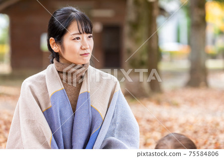 A woman talking to her mom friend in the park (in trouble) A woman talking to her mom friend in the park (in trouble) 75584806