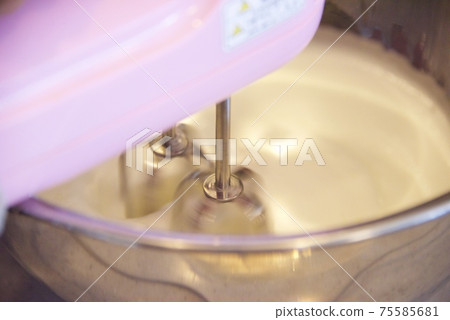 Image of cake making 75585681