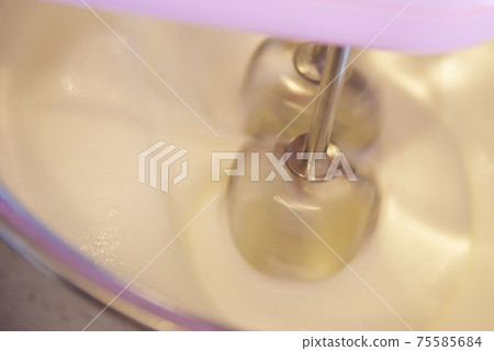 Image of cake making 75585684