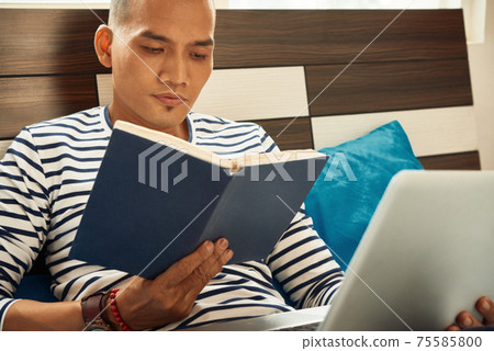 Student reading book 75585800