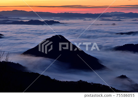 大江山的福知山盆地的雲海 大江山的福知山盆地的雲海 75586055