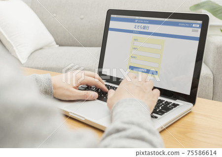 一個在計算機上打開銀行登錄屏幕的人 75586614