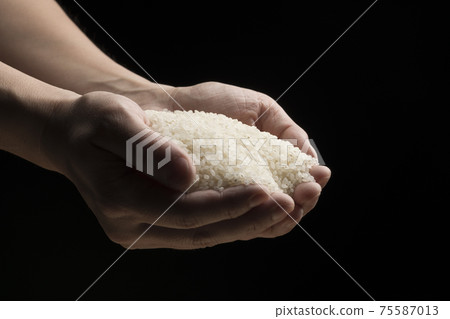 用手提起白米飯 75587013