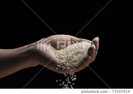 用手提起白米飯 75587014