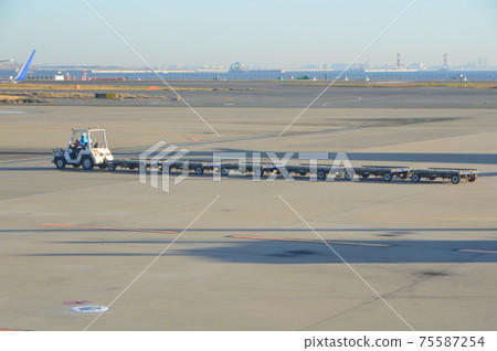 在機場（羽田機場/東京大田區）運行的“牽引車”汽車 75587254