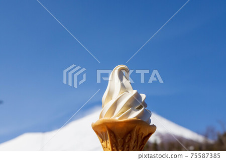 春季冰淇淋和富士山 春季冰淇淋和富士山 75587385