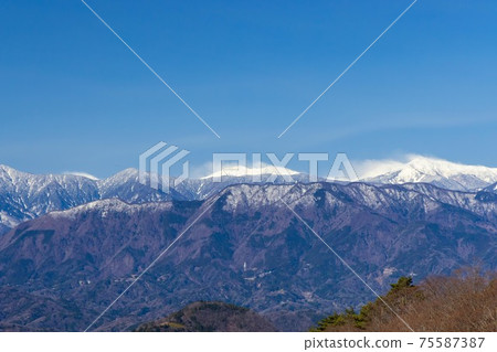 白雪皚皚的春天山 白雪皚皚的春天山 75587387