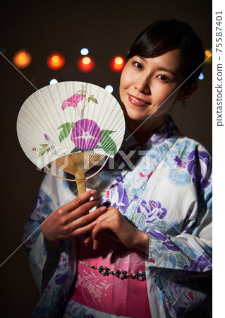 穿著內褲的浴衣的女人 穿著內褲的浴衣的女人 75587401