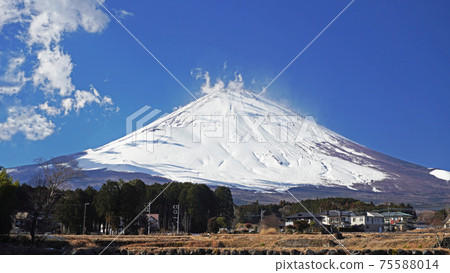 Scenery with Mt. Fuji <01> Mt. Fuji with snowy scenery (Gotemba city) 75588014