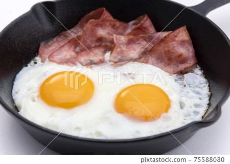 Bacon and eggs 75588080