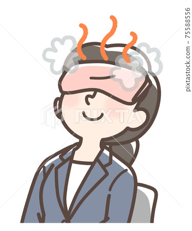 A woman who warms her eyes with a hot towel 75588556