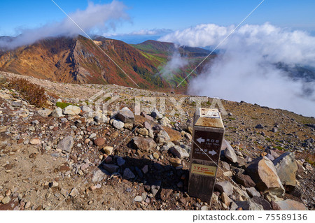 View the signpost (Mt. Chausu, branch of the mountaintop station) on the east side of Mt. Chausu in Tochigi Prefecture and the direction of Mt. Asahi on the north side View the signpost (Mt. Chausu, branch of the mountaintop station) on the east side of Mt. Chausu in Tochigi Prefecture and the direction of Mt. Asahi on the north side 75589136