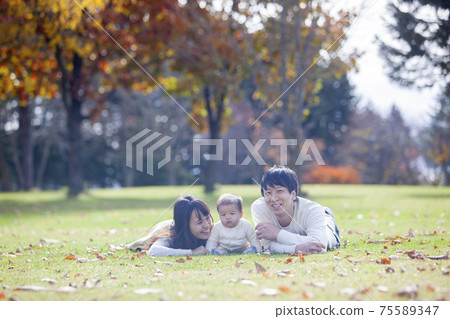 Family playing in the autumn park 75589347