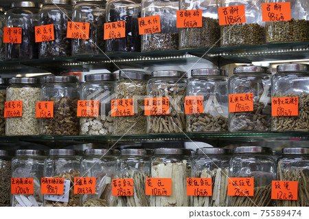 一家從香港德輔道西出售藥材，扇貝幹，鹽乾魚等的商店。有些人不知道用什麼菜 75589474