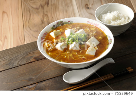A set of hot mapo tofu ramen and small rice with lots of all-purpose onions 75589649