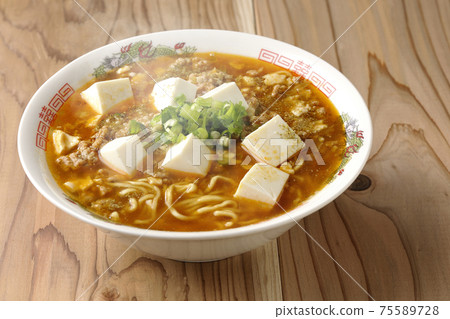 Hot mapo tofu ramen with Japanese pepper with lots of all-purpose onions Hot mapo tofu ramen with Japanese pepper with lots of all-purpose onions 75589728