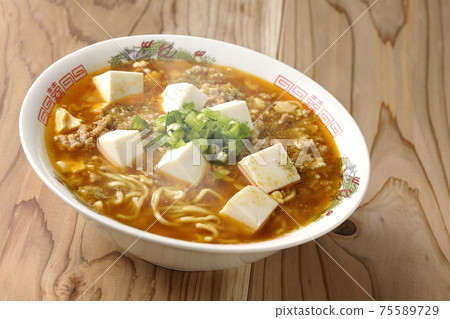Hot mapo tofu ramen with Japanese pepper with lots of all-purpose onions Hot mapo tofu ramen with Japanese pepper with lots of all-purpose onions 75589729