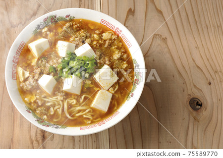 Hot mapo tofu ramen with Japanese pepper with lots of all-purpose onions (overhead view) 75589770