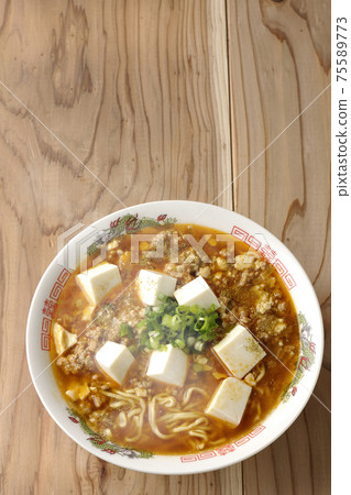 Hot mapo tofu ramen with Japanese pepper with lots of all-purpose onions (overhead view) 75589773
