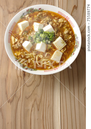Hot mapo tofu ramen with Japanese pepper with lots of all-purpose onions (overhead view) 75589774