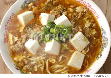 Hot mapo tofu ramen with Japanese pepper with lots of all-purpose onions (overhead view) 75589775
