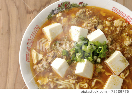 Hot mapo tofu ramen with Japanese pepper with lots of all-purpose onions (overhead view) 75589776