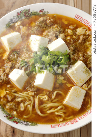Hot mapo tofu ramen with Japanese pepper with lots of all-purpose onions (overhead view) Hot mapo tofu ramen with Japanese pepper with lots of all-purpose onions (overhead view) 75589778