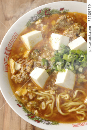 熱麻婆豆腐拉麵配日本胡椒和許多通用洋蔥（頂視圖） 75589779