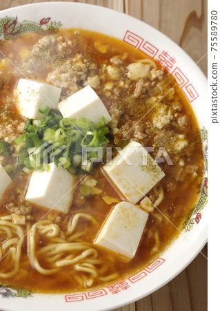 熱麻婆豆腐拉麵配日本胡椒和許多通用洋蔥（頂視圖） 75589780