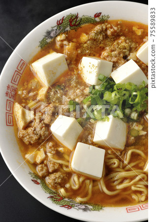 熱麻婆豆腐拉麵和日本胡椒,在黑色背景上拍了很多通用洋蔥(頂視圖) 熱麻婆豆腐拉麵和日本胡椒,在黑色背景上拍了很多通用洋蔥(頂視圖) 75589833