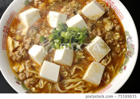 熱麻婆豆腐拉麵和日本胡椒,在黑色背景上拍了很多通用洋蔥(頂視圖) 熱麻婆豆腐拉麵和日本胡椒,在黑色背景上拍了很多通用洋蔥(頂視圖) 75589835