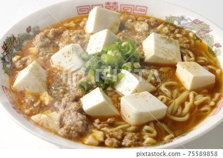 Hot mapo tofu ramen with Japanese pepper with lots of all-purpose onions taken on a white background 75589858