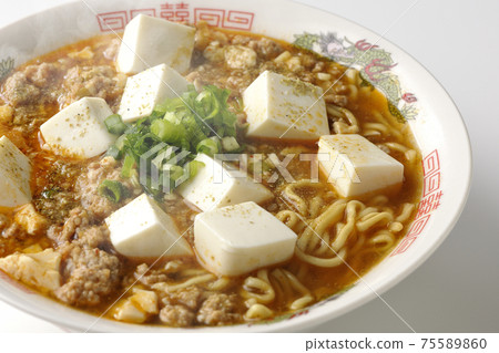 Hot mapo tofu ramen with Japanese pepper with lots of all-purpose onions taken on a white background 75589860
