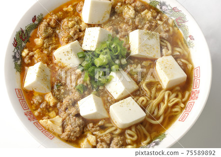 Hot mapo tofu ramen with Japanese pepper with lots of all-purpose onions taken on a white background (overhead view) 75589892