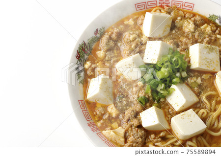 Hot mapo tofu ramen with Japanese pepper with lots of all-purpose onions taken on a white background (overhead view) 75589894